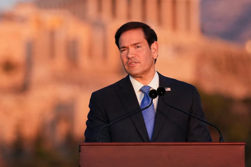 El secretario de Estado de EE. UU., Marco Rubio, habla en la colina de Pnix, donde los antiguos atenienses celebraban asambleas democráticas, con el antiguo templo del Partenón en la cima de la Acrópolis al fondo, en Atenas, el 7 de octubre de 2026.(Mark Schiefelbein / POOL / AFP via Getty Images)