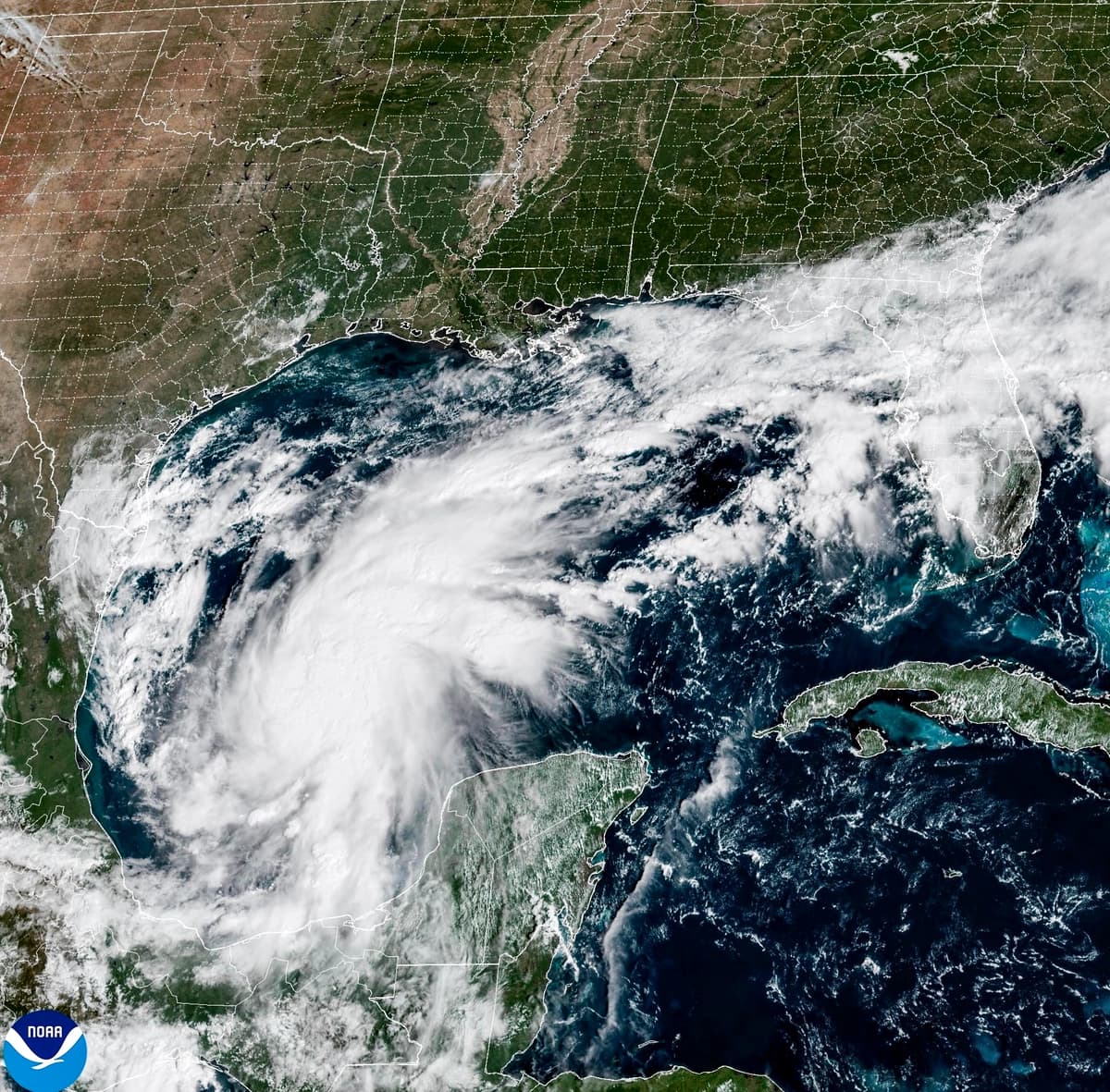 Esta imagen satelital de la Administración Nacional Oceánica y Atmosférica muestra la tormenta tropical Isaias frente a la costa este de México el miércoles 7 de octubre de 2026. (Administración Nacional Oceánica y Atmosférica vía AP).