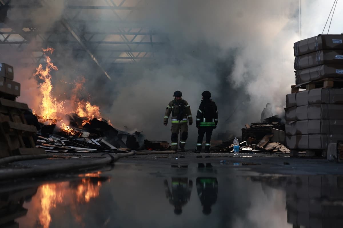 Equipos de rescate extinguen un incendio en una fábrica de muebles dañada por un ataque con drones rusos en Zaporizhzhia, Ucrania, el 6 de octubre de 2026. (Foto AP/Kateryna Klochko)