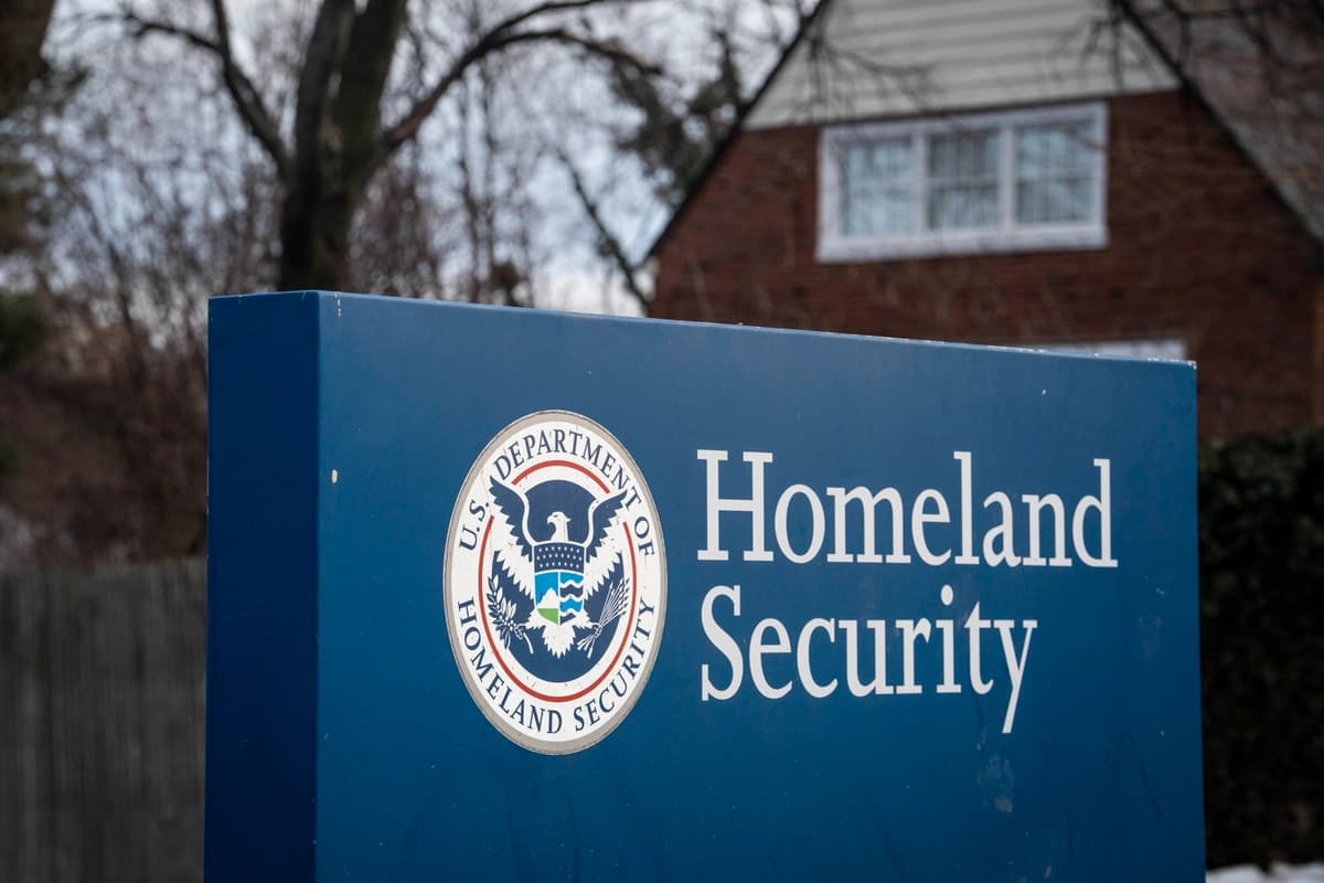 El DHS propone tarifa de USD 70,000 para que los estudiantes extranjeros trabajen en Estados Unidos
