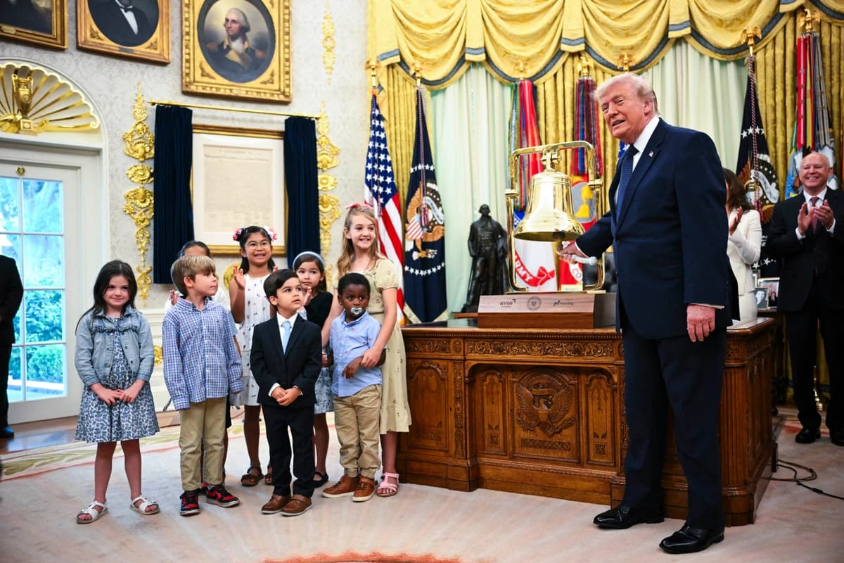 El presidente Donald Trump toca la campana de apertura de la Bolsa de Valores de Nueva York y del Nasdaq durante el lanzamiento de las cuentas de inversión Trump en el Despacho Oval de la Casa Blanca el 6 de julio de 2026. (Mandel Ngan/AFP vía Getty Images)