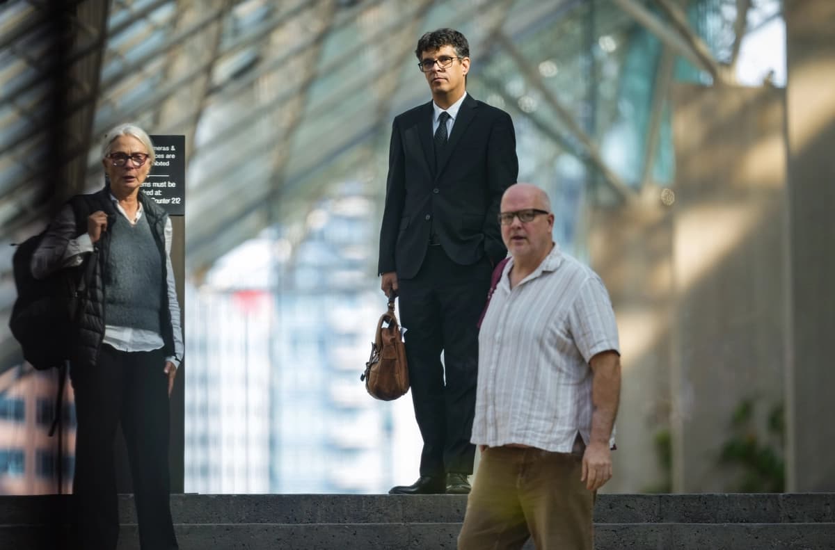 El autor y exprofesor de la UBC Steven Galloway (C) sale de la Corte Suprema de Columbia Británica en Vancouver el 6 de octubre de 2026. (The Canadian Press/Darryl Dyck)