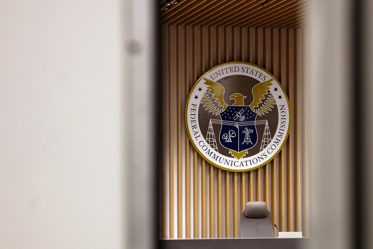 El sello de la Comisión Federal de Comunicaciones (FCC) en la sala de prensa de la sede de la FCC en Washington, el 18 de febrero de 2026. (Kevin Dietsch/Getty Images)