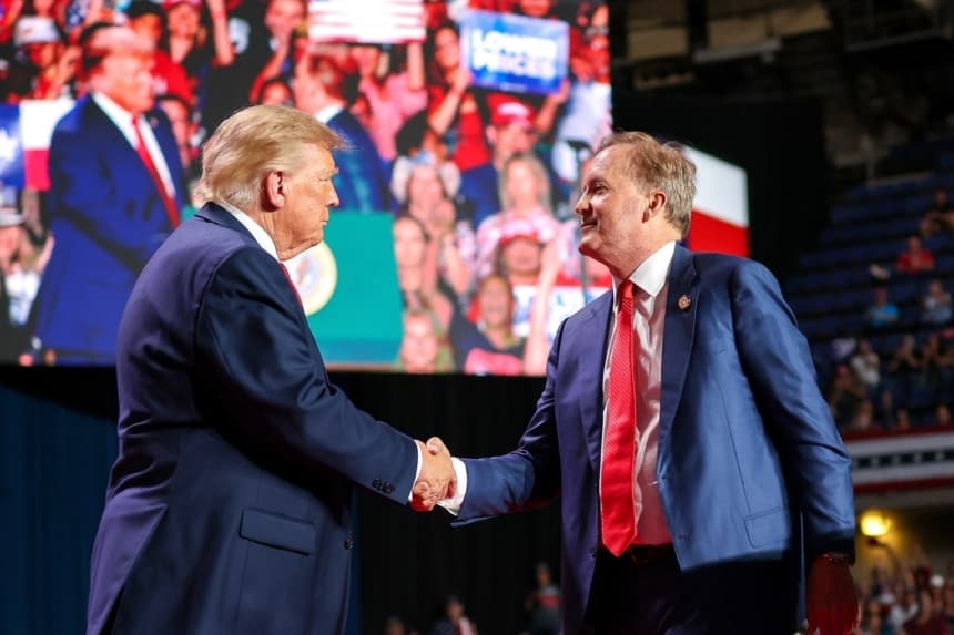 El presidente Donald Trump (izquierda) le da la mano al candidato republicano al Senado y fiscal general de Texas, Ken Paxton, al invitarlo al escenario durante un mitin de campaña en el Freeman Coliseum de San Antonio, Texas, el 7 de octubre de 2026. (Win McNamee/Getty Images)