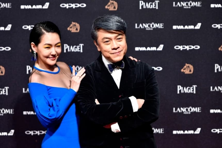 La presentadora de televisión taiwanesa Dee Hsu (izquierda) posa junto al presentador taiwanés Kevin Tsai (derecha) en la 54.ª edición de los Premios Golden Horse de Taiwán, conocidos como los "Óscar" chinos, celebrada en Taipéi el 25 de noviembre de 2017. (Sam Yeh/AFP vía Getty Images)