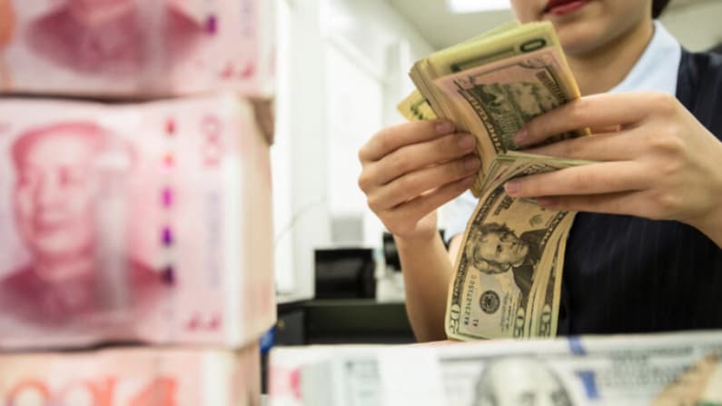 China lucha por controlar su enorme economía clandestina de "dinero volador"