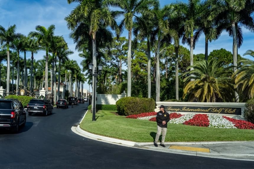 Una caravana del presidente Donald Trump llega al Trump International Golf Club, en West Palm Beach, Florida, el 2 de enero de 2026. (Alex Brandon/AP)