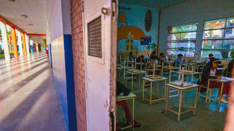 Venezuela investiga la presunta intoxicación de al menos 50 estudiantes