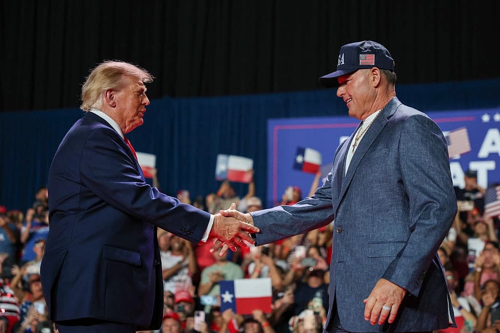 El presidente Donald Trump (izquierda) estrecha la mano del exjugador de la MLB Roger Clemens tras su presentación durante un mitin de campaña en el Freeman Coliseum de San Antonio, Texas, el 7 de octubre de 2026. (Win McNamee/Getty Images).