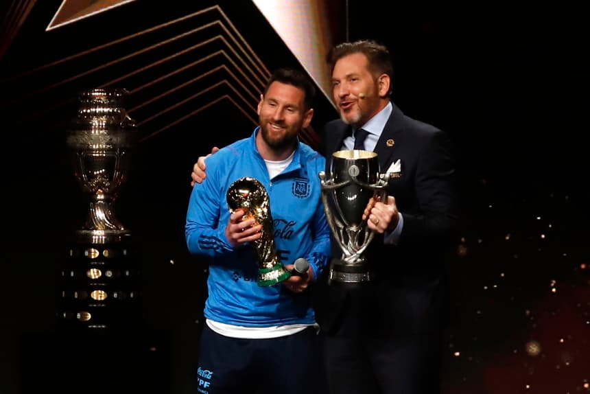 Lionel Messi (i) de Argentina posa junto al presidente de la Conmebol Alejandro Domínguez, en una imagen de archivo. (EFE/ Fernando Franceschelli)