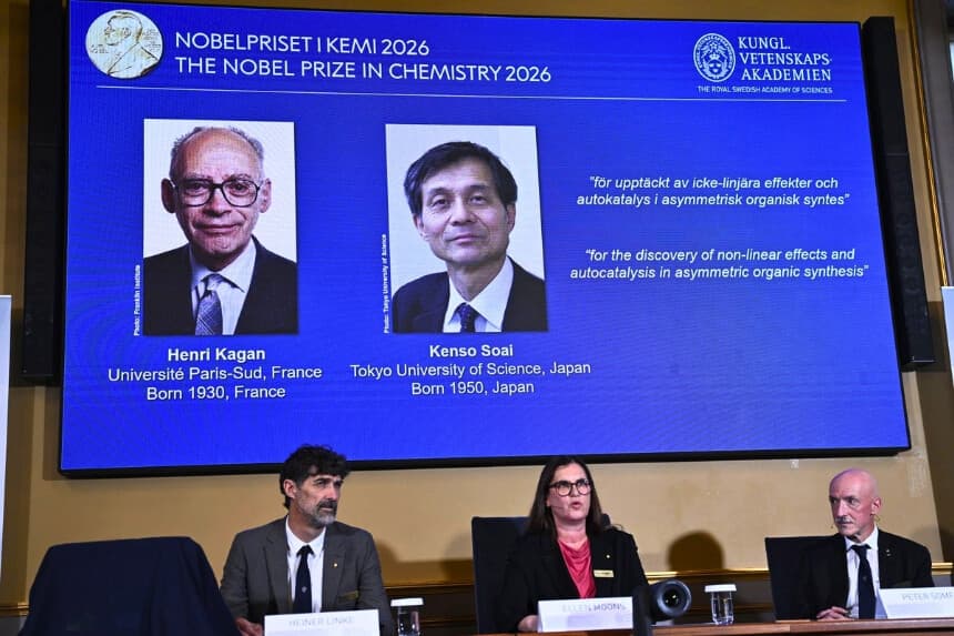 En la pantalla se muestran los retratos de Henri Kagan y Kenso Soai al recibir el Premio Nobel de Química 2026 en la Real Academia Sueca de Ciencias en Estocolmo, Suecia, el 7 de octubre de 2026. (Foto: Fredrik Sandberg/TT News Agency vía AP).