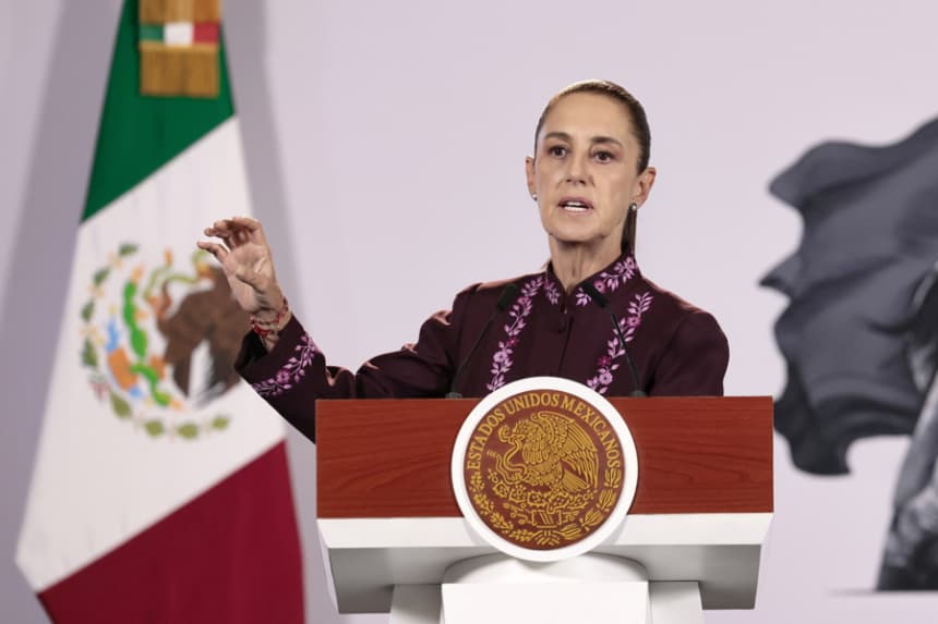 La presidenta de México, Claudia Sheinbaum, habla durante una rueda de prensa este jueves, en el Palacio Nacional de Ciudad de México. (EFE/ José Méndez)