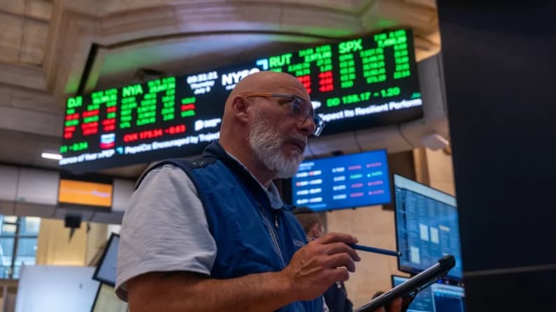 Petróleo sube un 4 % por ataques en Ormuz y la amenaza de tormenta en EE. UU.