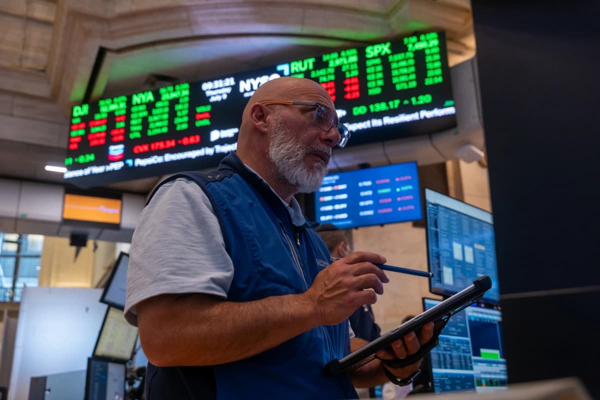Operadores trabajando en el parqué de la Bolsa de Nueva York el 9 de julio de 2026. (Spencer Platt / Getty Images).