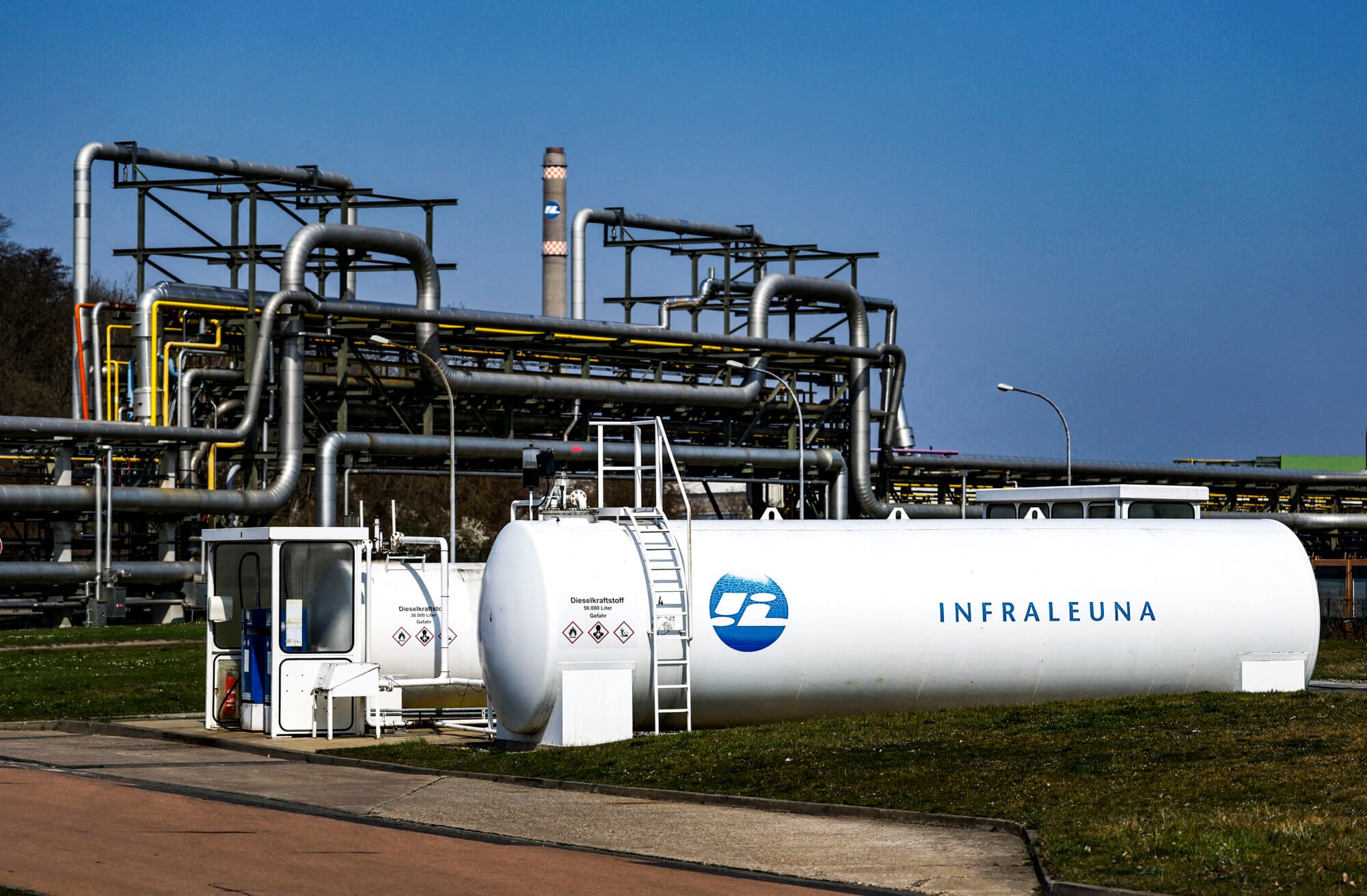 Se observan tanques de combustible con diésel en el complejo industrial InfraLeuna, en Leuna, Alemania, el 2 de abril de 2025. (Lisi Niesner/Reuters)