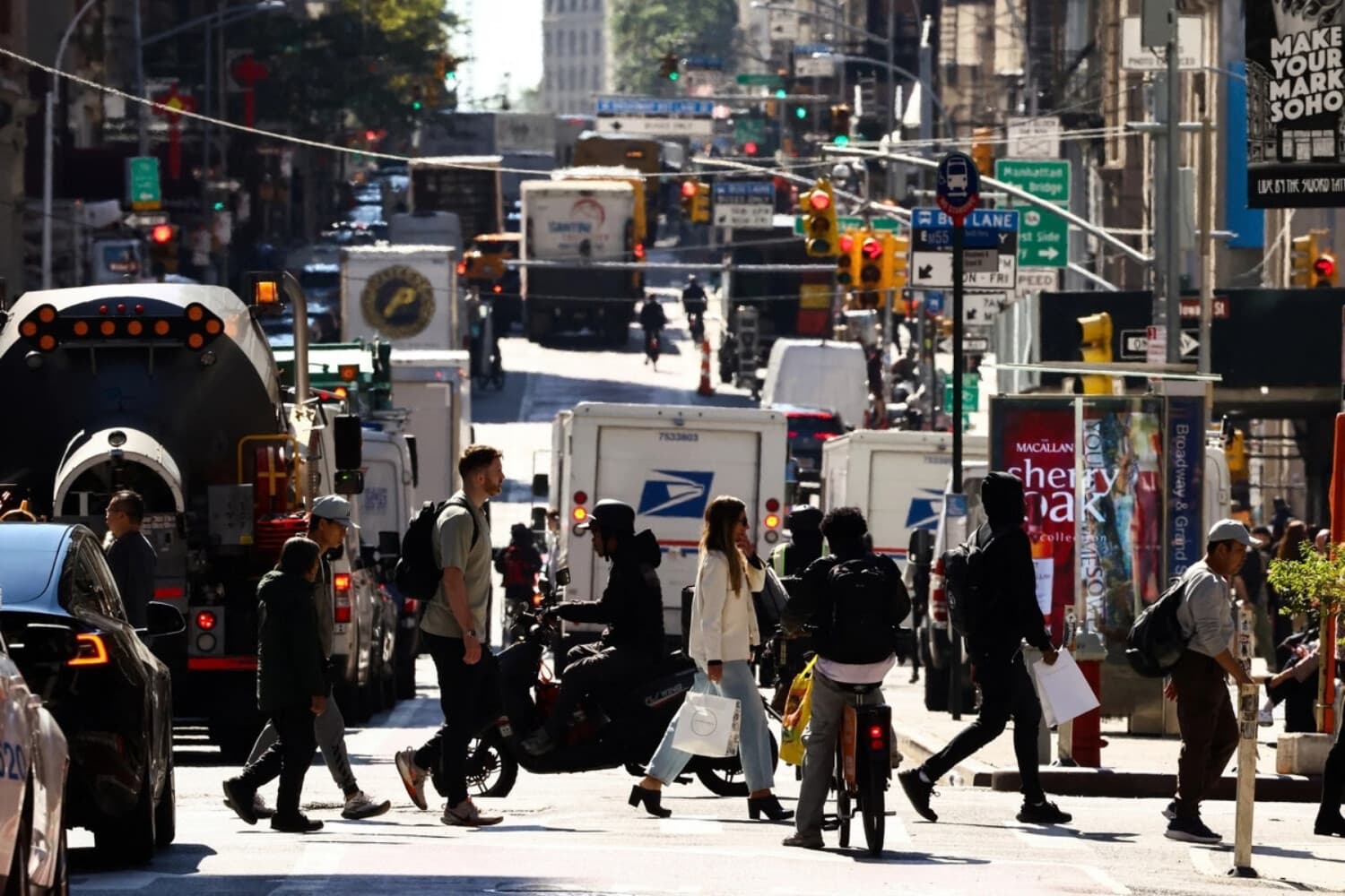 Peatones y automóviles transitan por Broadway en el distrito de Manhattan de la ciudad de Nueva York el 7 de octubre de 2026. (Charly Triballeau/AFP vía Getty Images).