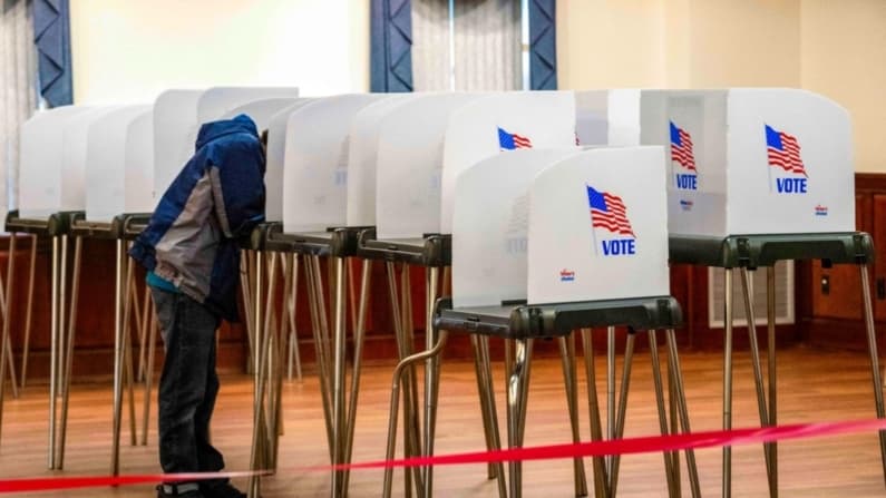 Cuatro no ciudadanos están acusados de votar ilegalmente en 2024