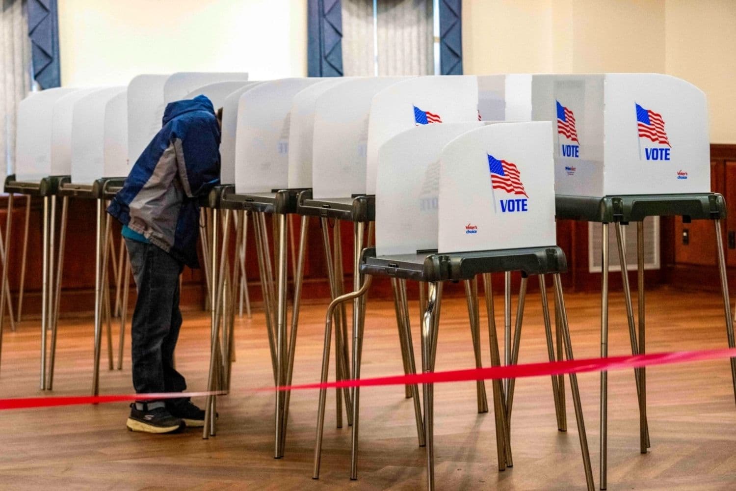 Un votante emite su voto en las elecciones primarias de Maryland de 2024 en Chester, Maryland, el 14 de mayo de 2024. (Jim Watson/AFP vía Getty Images)