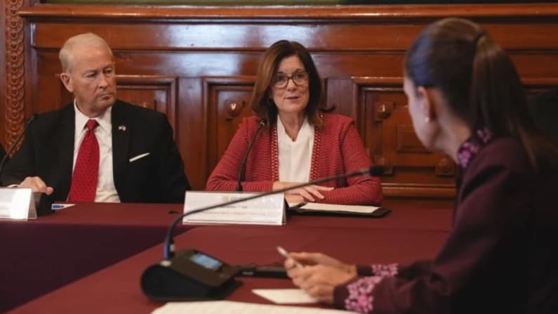 México recibe al embajador Ronald Johnson tras controversia por academia de policía en Querétaro
