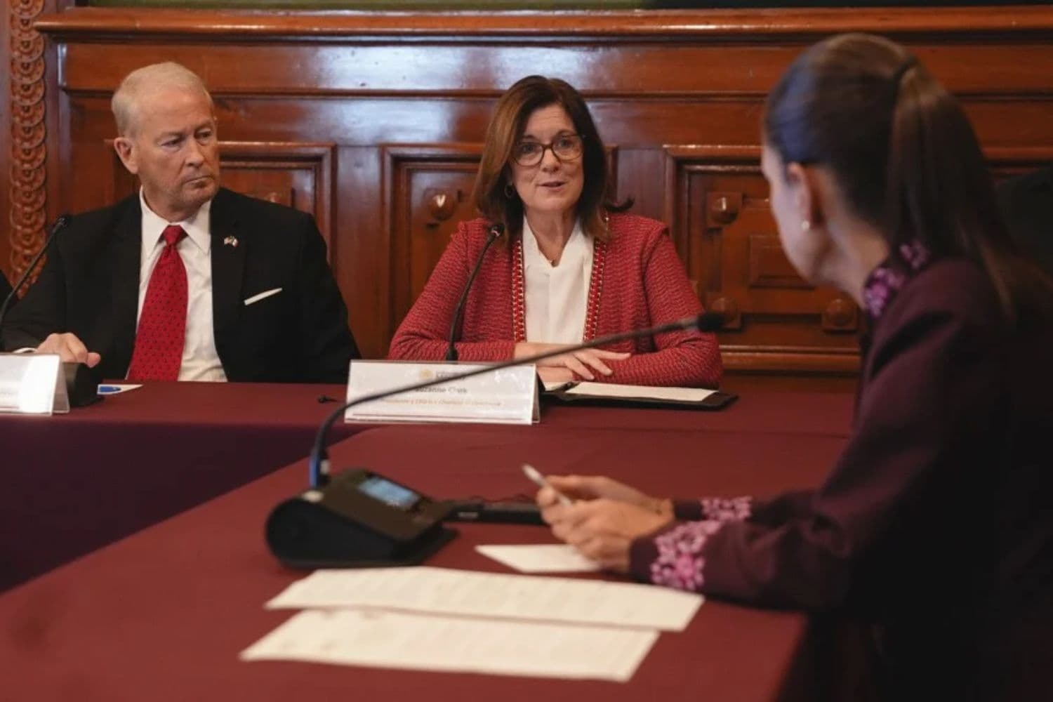 Fotografía cedida por la Presidencia de México que muestra a la mandataria mexicana, Claudia Sheinbaum (Dcha.), durante una reunión con el embajador de Estados Unidos en México, Ronald Johnson (Izq.), este jueves en el Palacio Nacional en Ciudad de México, México. (EFE/Presidencia de México)