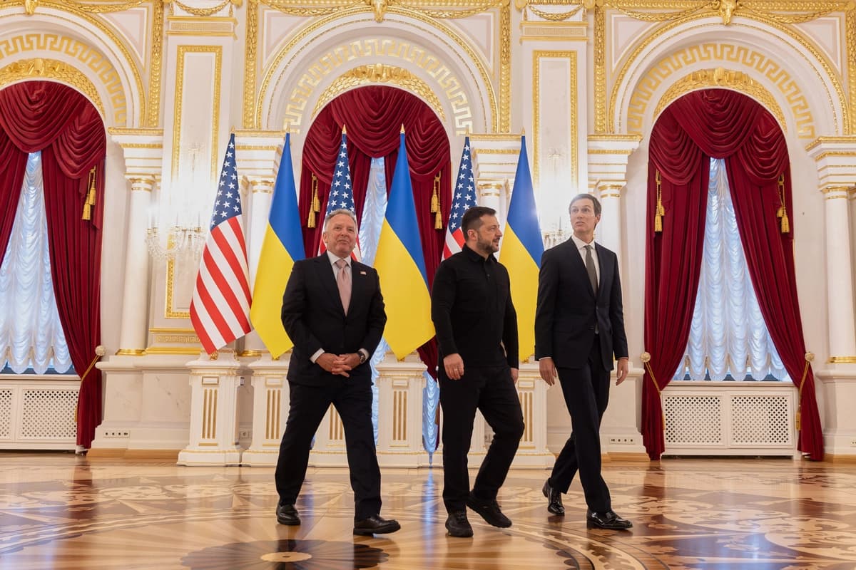 El presidente de Ucrania, Volodímir Zelenski (C), camina junto a los enviados del presidente estadounidense Donald Trump, Jared Kushner (D) y Steve Witkoff (I), en el Palacio Mariinsky de Kiev, Ucrania, el 6 de septiembre de 2026. (Oficina de Prensa Presidencial de Ucrania vía AP).