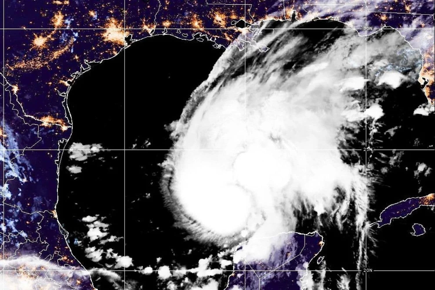 Esta imagen satelital de la Administración Nacional Oceánica y Atmosférica muestra el huracán Isaias en el Golfo de América el 8 de octubre de 2026. (Administración Nacional Oceánica y Atmosférica vía AP)