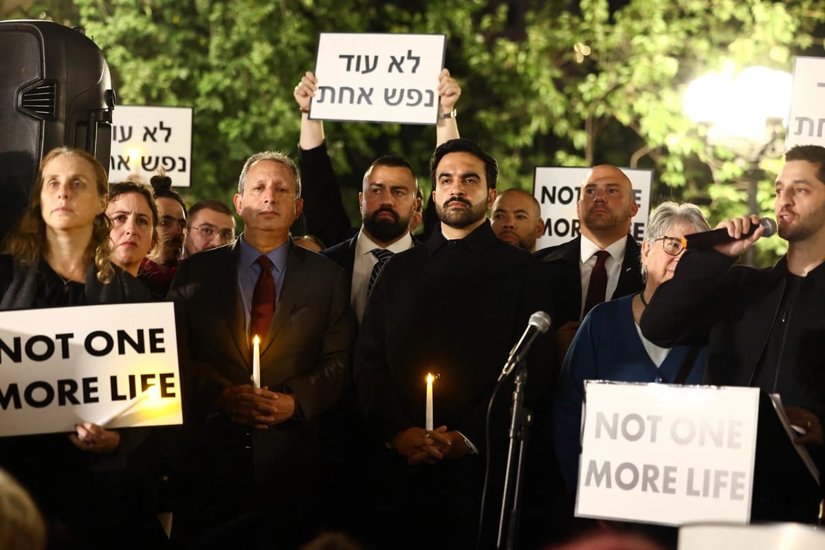 El alcalde Zohran Mamdani (CR) participa en una manifestación convocada por Israelíes por la Paz en Nueva York el 7 de octubre de 2026. (Charly Triballeau/AFP vía Getty Images).