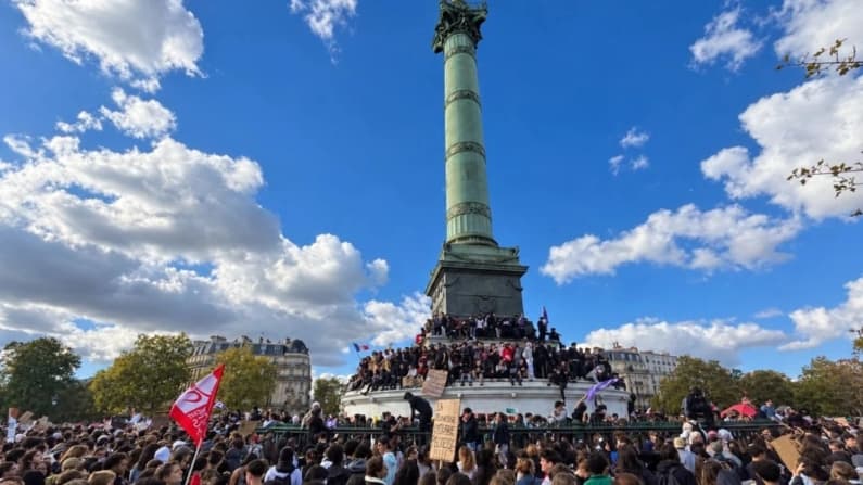"Tomamos la Bastilla": Estudiantes en París enfrentan a la policía y la izquierda se atribuye el movimiento