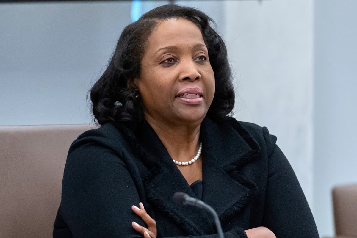 Lisa Cook, miembro de la Junta de Gobernadores de la Reserva Federal, escucha durante una reunión abierta de la Junta de Gobernadores en la Reserva Federal en Washington el 25 de junio de 2025. (Foto de Mark Schiefelbein/AP).