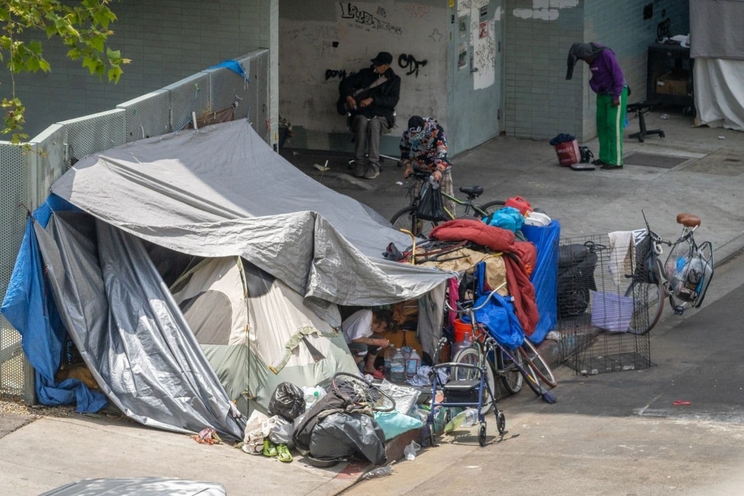 Un campamento en la acera de la zona de Skid Row, en Los Ángeles, el 16 de mayo de 2023. (John Fredricks/The Epoch Times)