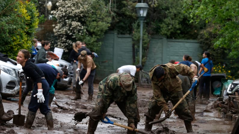 Un aluvión en Santiago de Chile deja seis heridos y obliga a evacuar 600 hogares