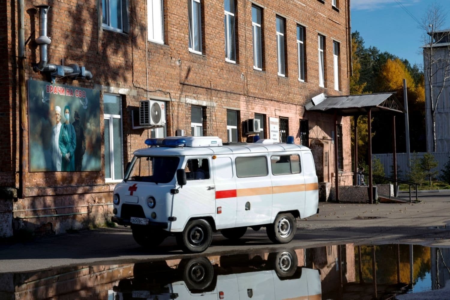 Una ambulancia pasa junto al edificio de un hospital en la ciudad de Shelekhov, en la región de Irkutsk, Rusia, el 7 de octubre de 2026. (Tatyana Makeyeva/AFP vía Getty Images)