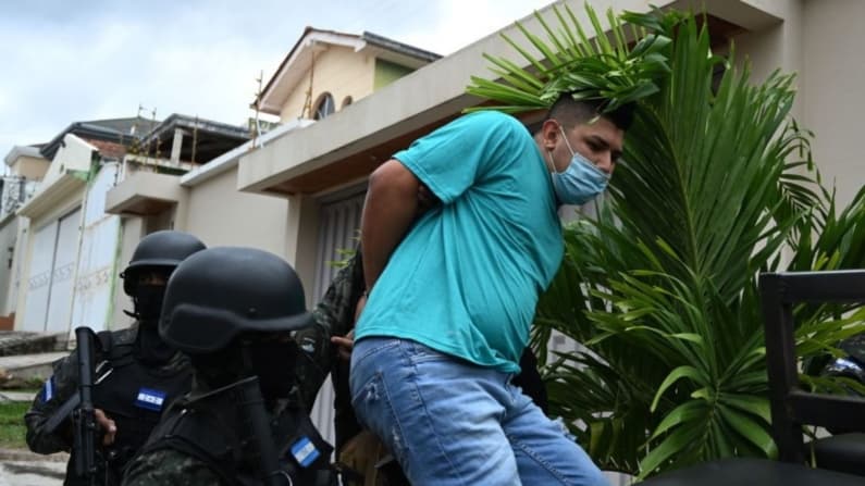 EE. UU. reconoce esfuerzos de El Salvador en el combate contra la trata pero lo mantiene en nivel de alerta