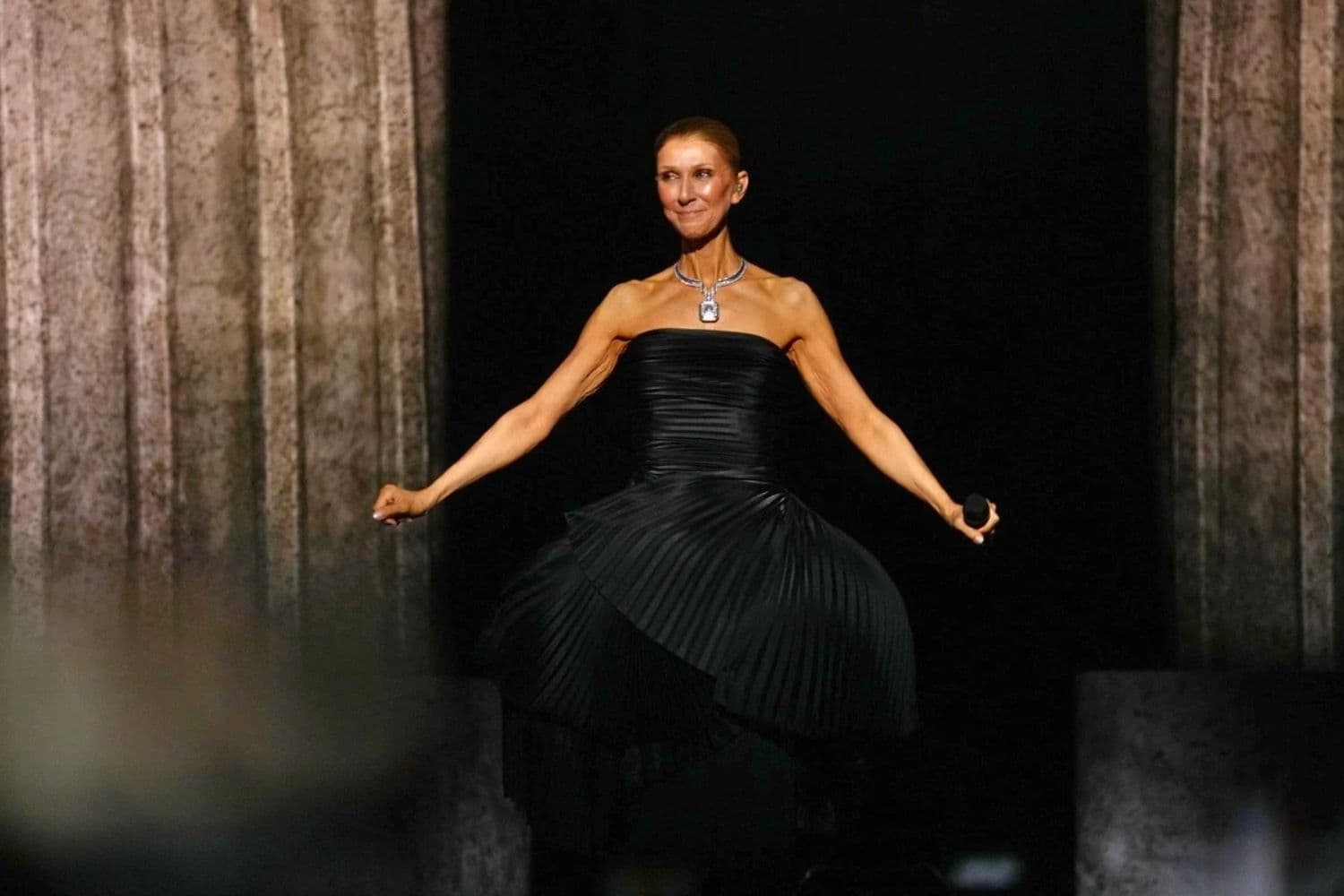 La cantante Celine Dion se presenta durante el concierto inaugural de su residencia "Celine Dion Paris 2026" en el Plenitude Arena de Nanterre, en las afueras de París, el 12 de septiembre de 2026. (Aurelien Morissard/AP Photo).