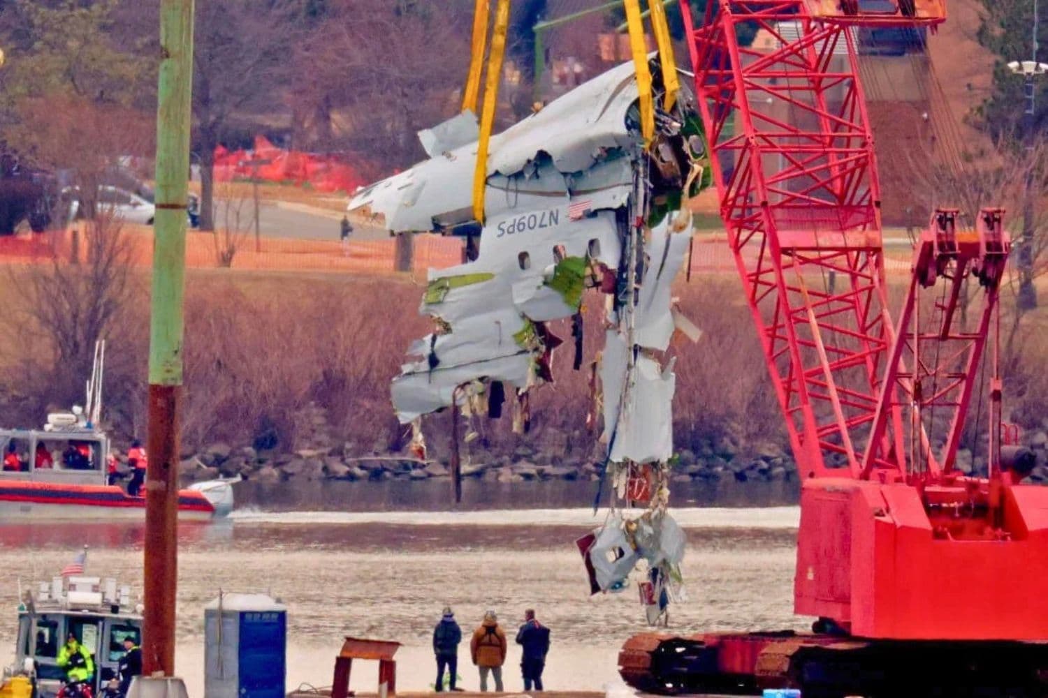Una gran parte del fuselaje dañado del avión fue levantada del río Potomac durante los trabajos de recuperación tras una colisión entre helicópteros y aviones en Arlington, Virginia, el 3 de febrero de 2025. (Chip Somodevilla/Getty Images).