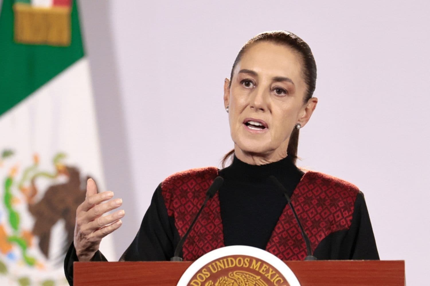 La presidenta de México, Claudia Sheinbaum, habla durante una rueda de prensa este viernes en el Palacio Nacional de la Ciudad de México. (EFE/José Méndez)