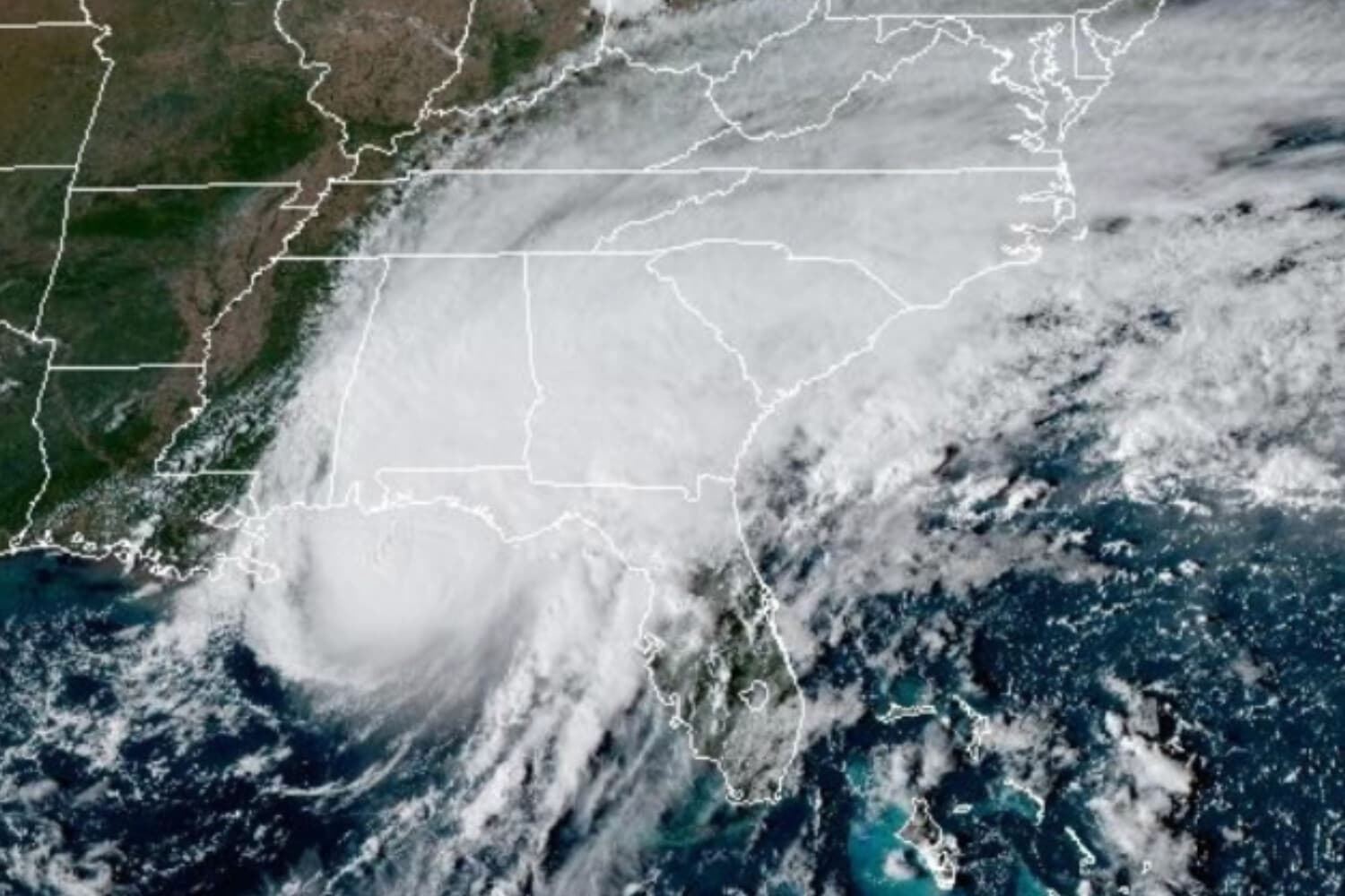Esta imagen satelital de la Administración Nacional Oceánica y Atmosférica muestra al huracán Isaias a punto de tocar tierra en el Panhandle de Florida el 9 de octubre de 2026. (Administración Nacional Oceánica y Atmosférica).