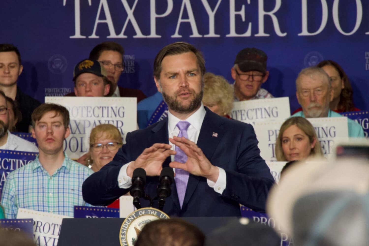 El vicepresidente JD Vance habla sobre proteger a los contribuyentes y erradicar el fraude durante un mitin en Bangor, Maine, el 14 de mayo de 2026. (Travis Gillmore/The Epoch Times).