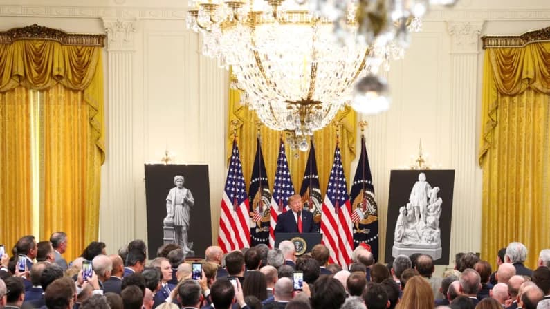 Trump conmemora a Cristóbal Colón y critica a quienes quieren "borrar nuestra historia"