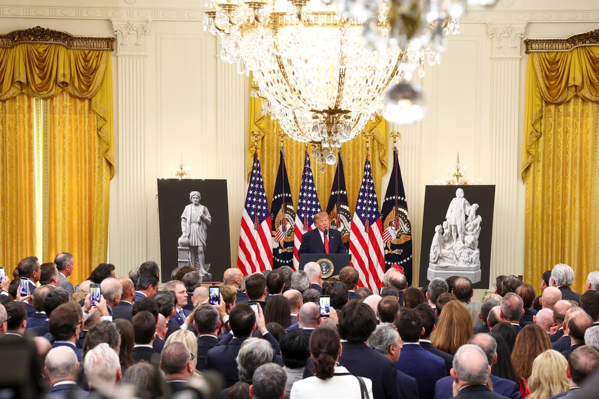 El presidente Donald Trump pronuncia un discurso durante un evento del Día de Colón en el Salón Este de la Casa Blanca en Washington, el 9 de octubre de 2026. (Kevin Dietsch/Getty Images).