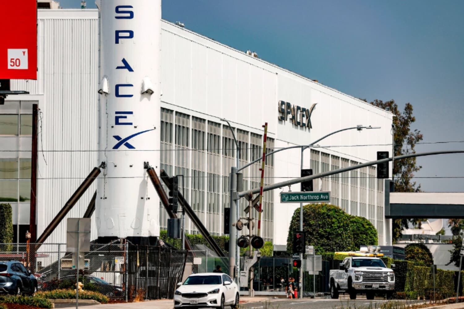 El logotipo de SpaceX se muestra en una instalación de SpaceX en Hawthorne, California, el 4 de agosto de 2026. J(ustin Sullivan/Getty Images).