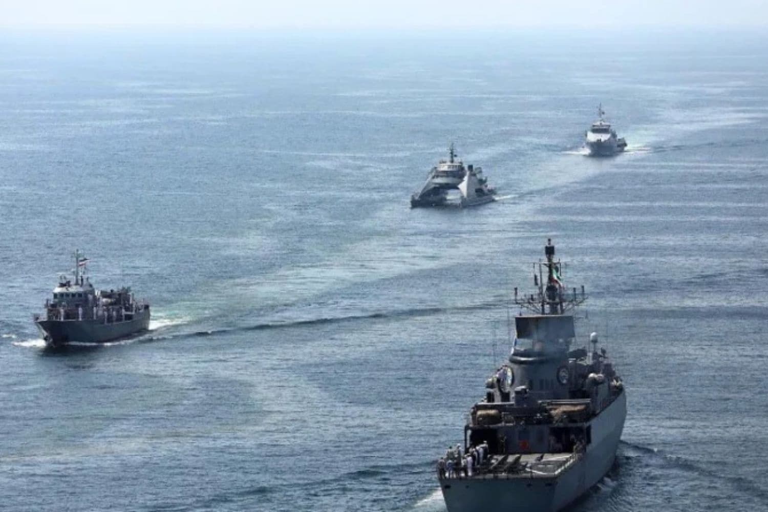 Esta fotografía de archivo, facilitada por la Oficina del Ejército Iraní el 12 de marzo de 2025, muestra buques de guerra participando en unas maniobras militares conjuntas entre Irán, Rusia y China en el golfo de Omán. Las armadas de Irán, Rusia y China están llevando a cabo maniobras militares frente a las costas de Irán esta semana con el fin de reforzar la cooperación, según informan los medios de comunicación iraníes. (-/Oficina del Ejército Iraní/AFP vía Getty Images).
