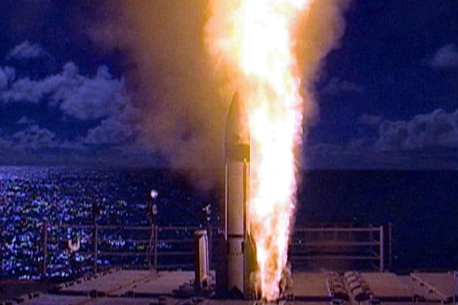 Se lanza un misil Standard Missile-3 (SM-3) en fase de desarrollo desde el crucero Aegis USS Lake Erie, con base en Pearl Harbor, el 21 de noviembre de 2002. (U.S. Navy/AFP vía Getty Images).