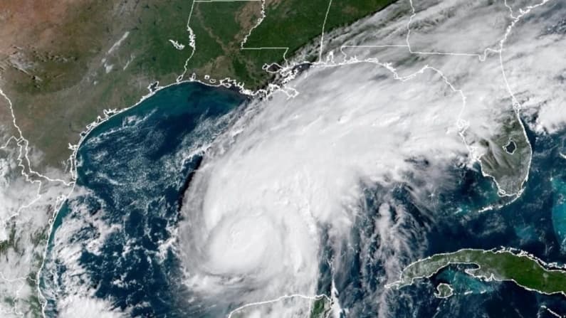 El huracán Isaias toca tierra como tormenta de categoría 2