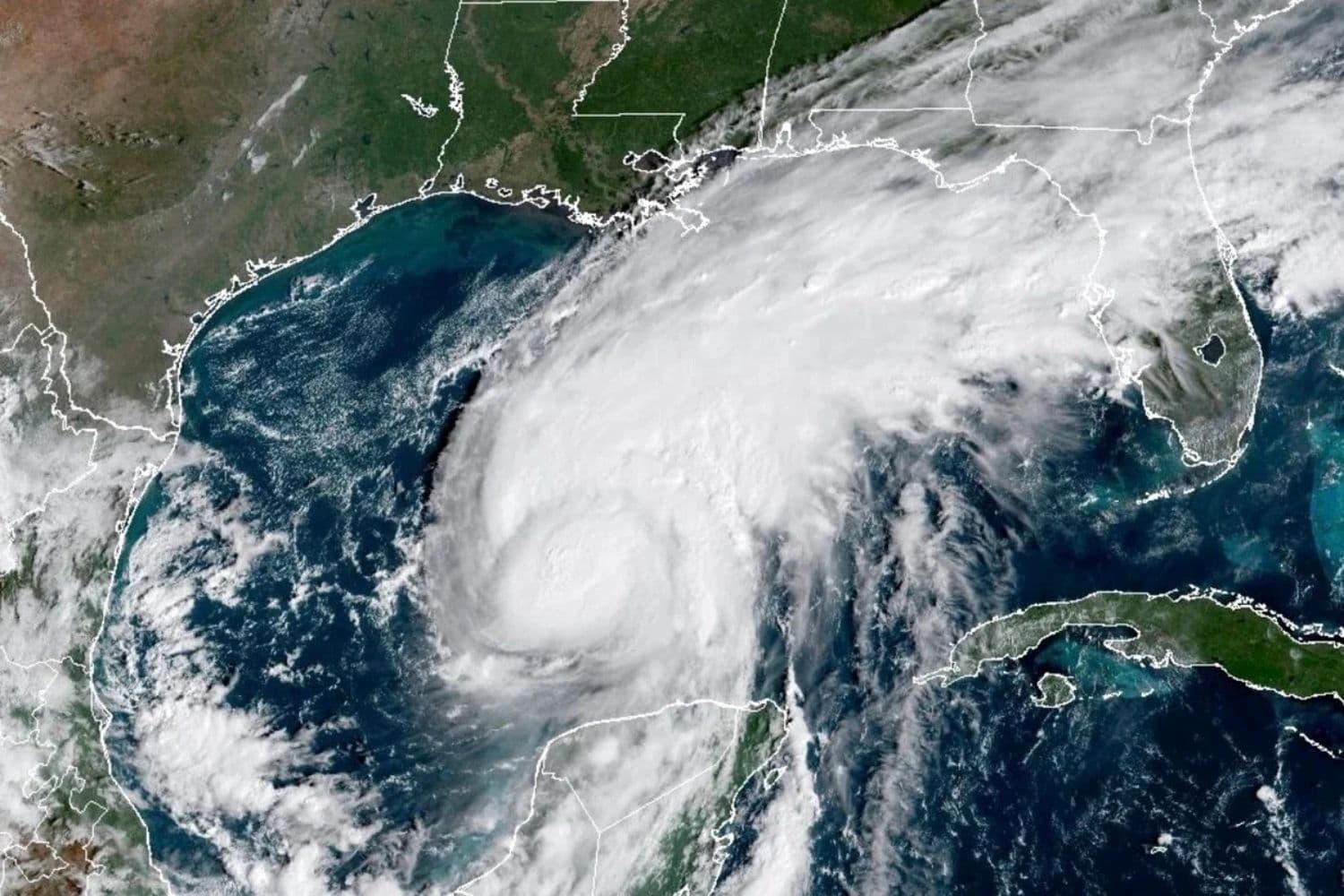 Esta imagen satelital de la Administración Nacional Oceánica y Atmosférica muestra al huracán Isaias avanzando hacia la costa del Golfo de México en Estados Unidos el 8 de octubre de 2026. (Administración Nacional Oceánica y Atmosférica vía AP)