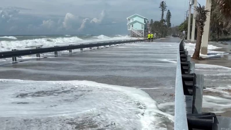 Isaias se debilita, pero la amenaza de inundaciones continúa y se reduce la producción de petróleo