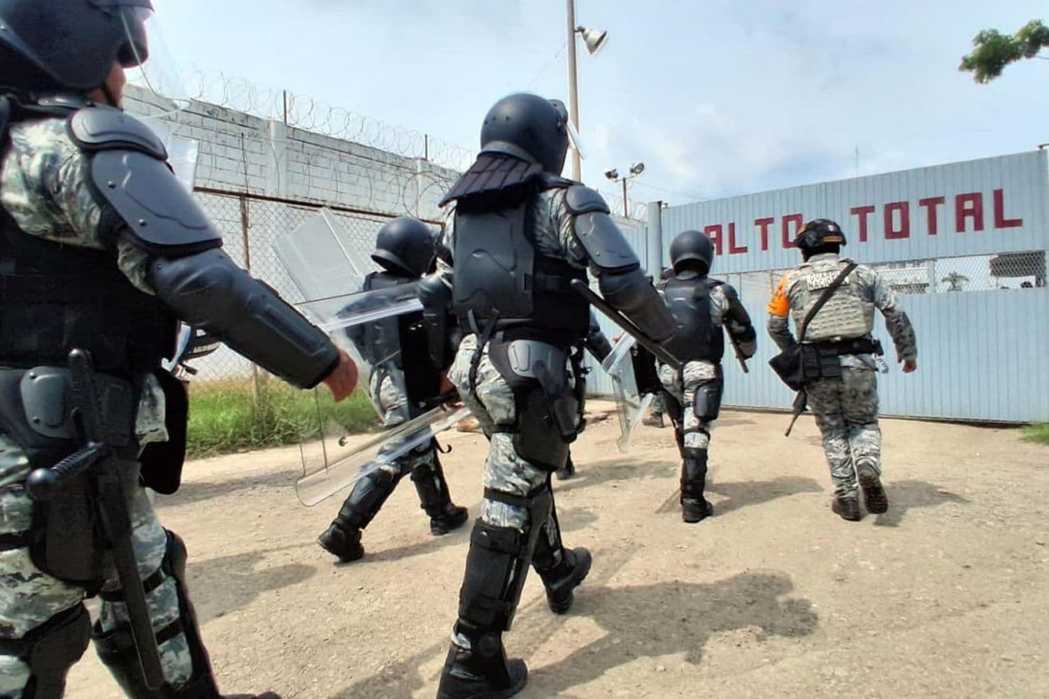 Integrantes del grupo antimotines de la Guardia Nacional mexicana ingresan a las instalaciones del penal El Castillo ayer jueves, luego de que al menos seis personas fallecieran y quince más resultaran heridas tras un motín, en Mazatlán, Sinaloa, México. (EFE/ Fausto Mcconegly)