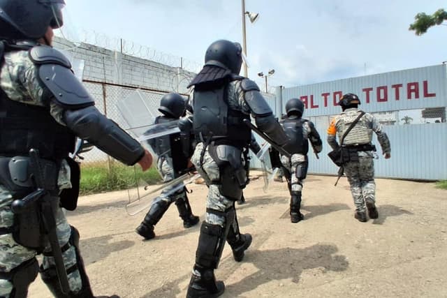 Integrantes del grupo antimotines de la Guardia Nacional mexicana ingresan a las instalaciones del penal El Castillo ayer jueves, luego de que al menos seis personas fallecieran y quince más resultaran heridas tras un motín, en Mazatlán, Sinaloa, México. (EFE/ Fausto Mcconegly)