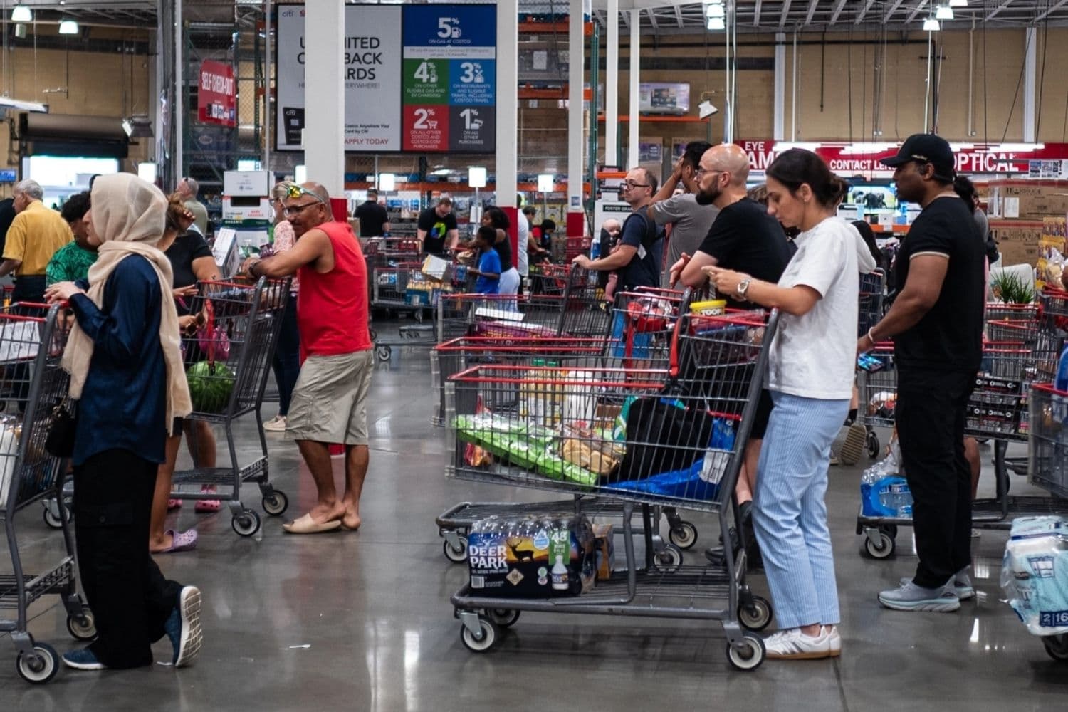 Personas compran en una tienda en Elkridge, Maryland, el 11 de julio de 2025. (Madalina Kilroy/The Epoch Times)