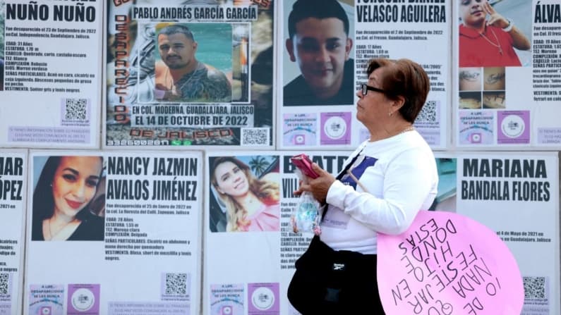 Familias buscadoras encuentran consuelo en el libro de desaparecidos que recibió el papa León XIV